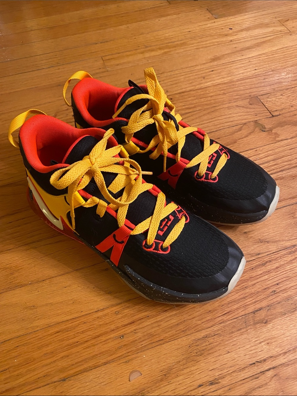 Nike LeBron Witness Youth Size 7
Big Kids' Basketball Shoes